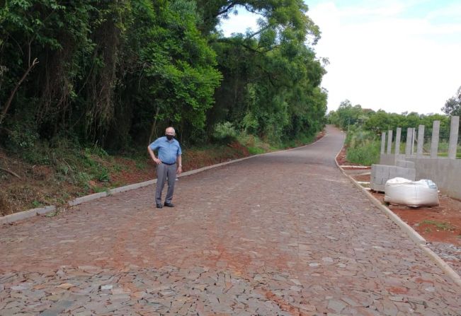 Prefeito Valdir Heck visita obras de calçamento no interior