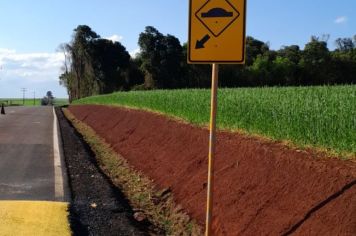 Foto - Coordenadoria de Trânsito realiza manutenção de vias com sinalização horizontal e vertical