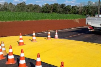 Foto - Coordenadoria de Trânsito realiza manutenção de vias com sinalização horizontal e vertical