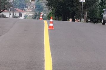 Foto - Coordenadoria de Trânsito realiza manutenção de vias com sinalização horizontal e vertical