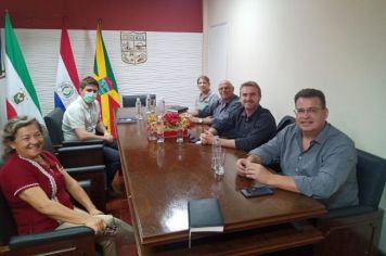 Prefeito visita feira de agronegócios em Hohenau, Paraguai