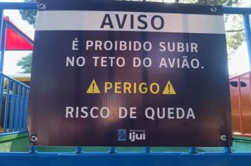 Alerta: Pais não devem deixar crianças subirem no teto do avião da Pracinha Infantil