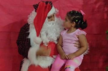 O Papai Noel levou a magia do natal até os bairros de Ijuí neste final de semana