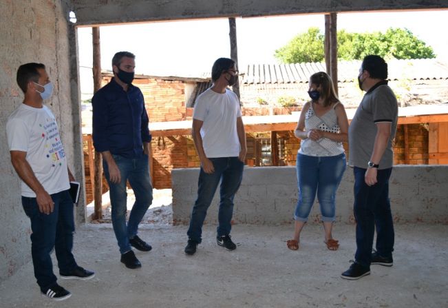 Governo municipal visita obras em escola