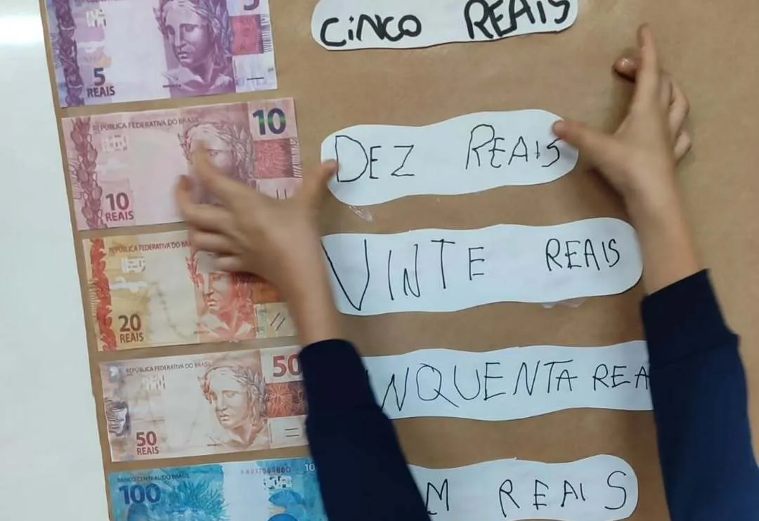 Estudantes da EMF Anita Garibaldi desenvolvem atividades sobre sistema monetário e raciocínio lógico