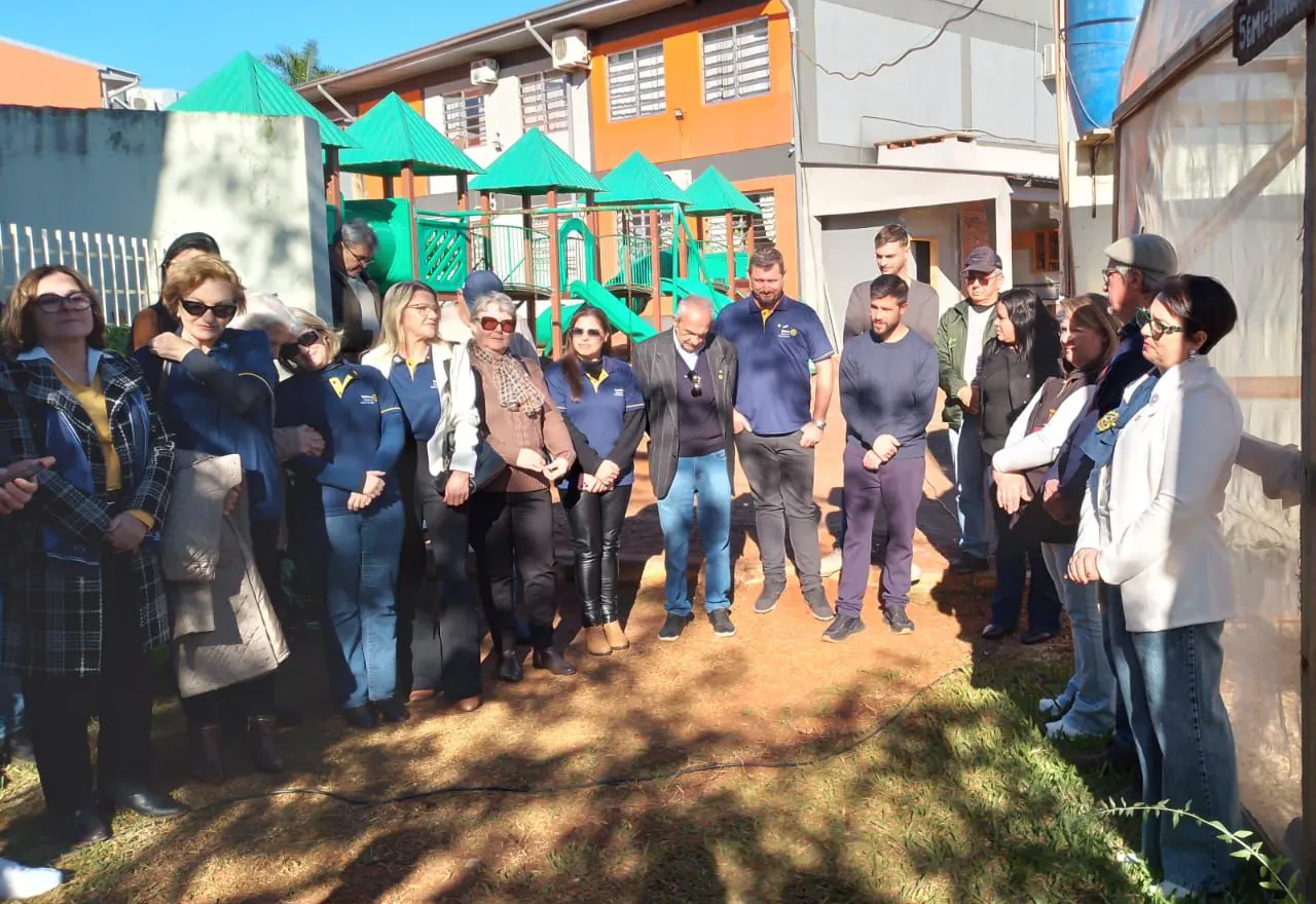 Escola Municipal inaugura estufa semi-hidropônica