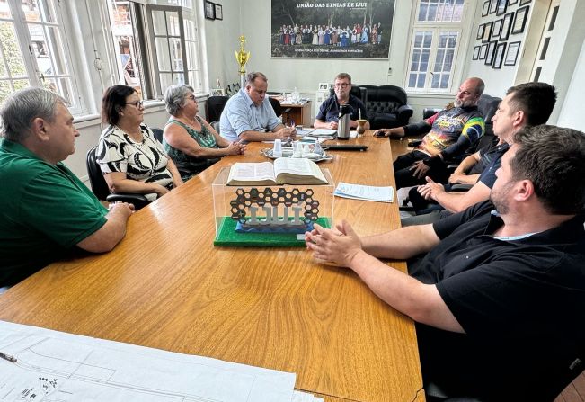 Vice-prefeito e secretários recebem visita de moradores do Itaí