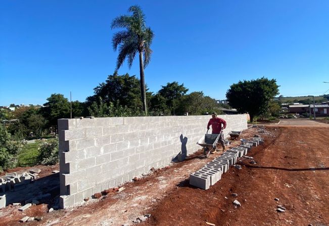Obras de cercamento do Cemitério Jardim estão em execução