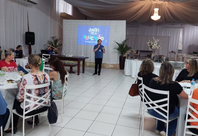 Diretores das escolas municipais participam de reunião 