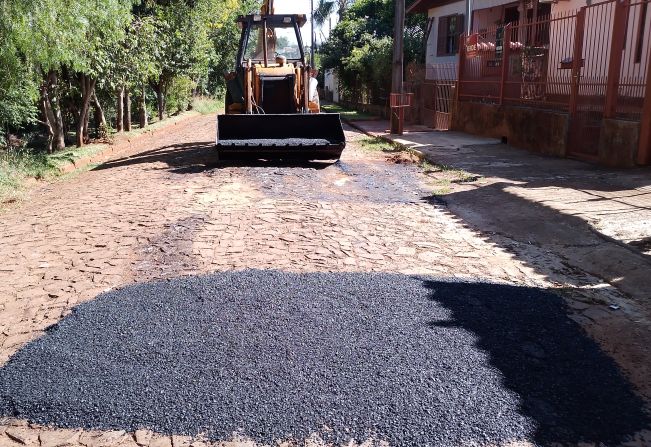 Operação tapa-buracos chega ao bairro Herval