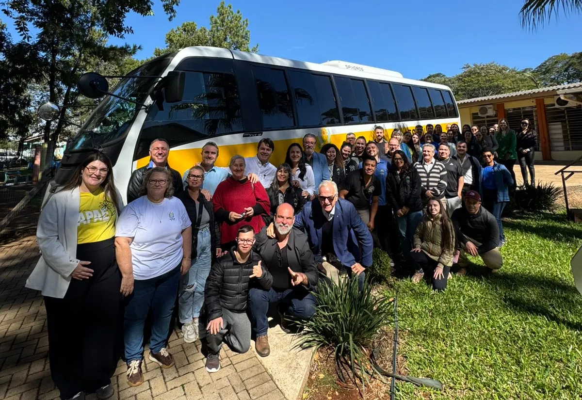 Apae recebe novo ônibus